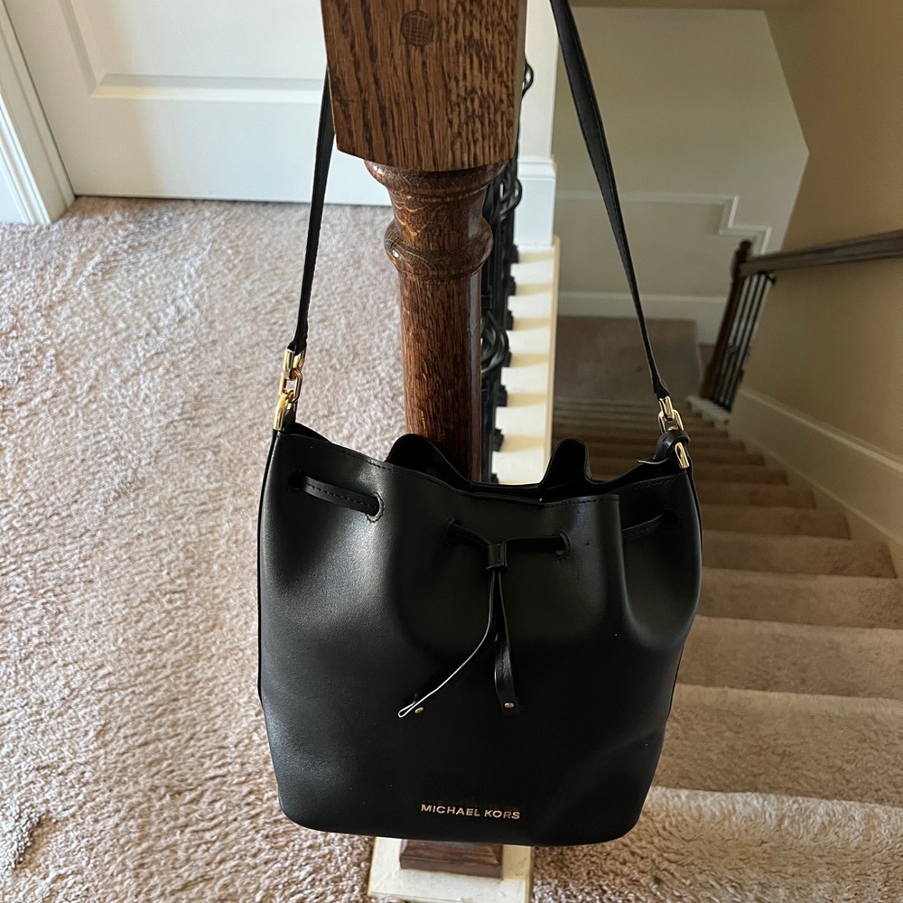 Michael Kors Black leather Bucket Bag with Gold  Tone HardWare - Picture 2 of 4
